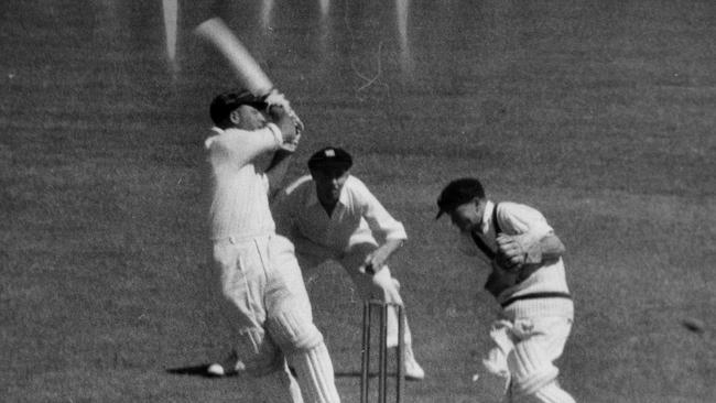 The great Queensland batsman Peter Burge pulling Lindsay Kline. (Pic copyright Herald Sun Feature Service, Melbourne)