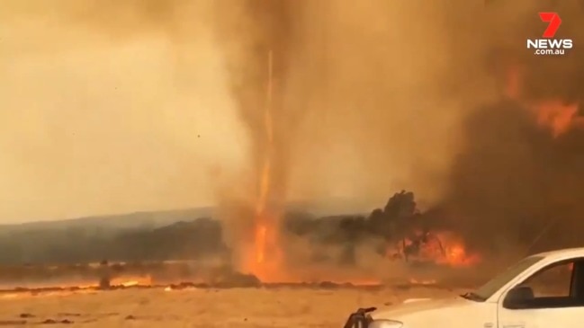 Fire twister in huge blaze on Kangaroo Island (7 News)