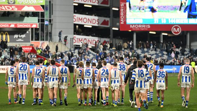 GEELONG, AUSTRALIA - JULY 02: Kangaroos players head back to the rooms following the round 16 AFL match between the Geelong Cats and the North Melbourne Kangaroos at GMHBA Stadium on July 02, 2022 in Geelong, Australia. (Photo by Morgan Hancock/Getty Images)