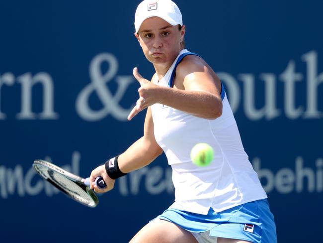 MASON, OHIO - AUGUST 21: Ashleigh Barty of Australia returns a shot to Angelique Kerber of Germany during the semifinals of the Western & Southern Open at Lindner Family Tennis Center on August 21, 2021 in Mason, Ohio. (Photo by Matthew Stockman/Getty Images)