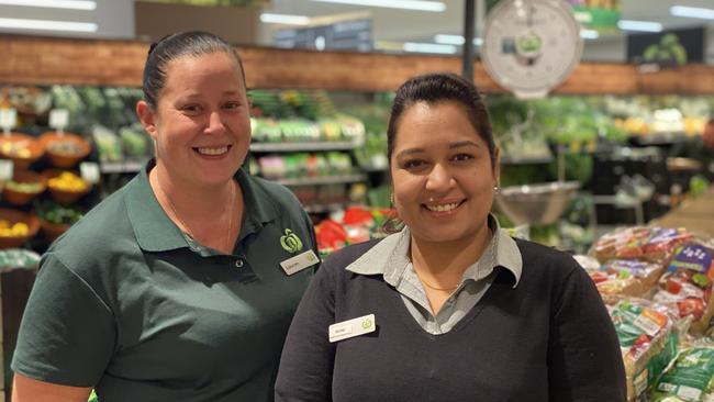 Woolworths Alice Springs employees Lauren Nelson (L) and Soni Bhinder. Picture: ALYCE MOKRZYCKI