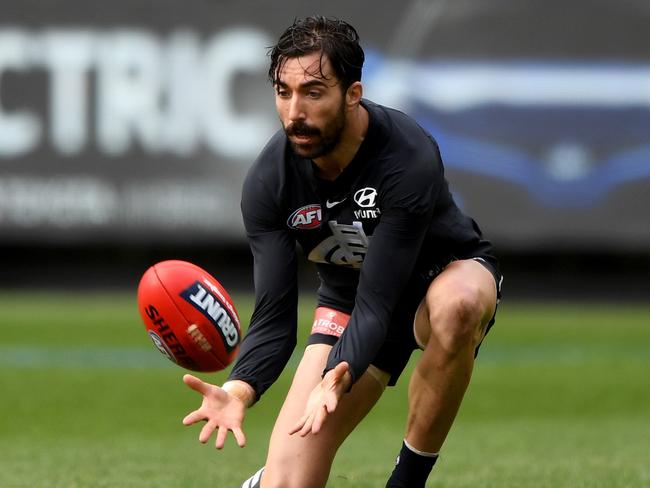 Kade Simpson of the Blues takes a low mark during the Round 8 AFL match between the Carlton Blues and the Essendon Bombers at the MCG in Melbourne, Saturday, May 12, 2018. (AAP Image/Joe Castro) NO ARCHIVING, EDITORIAL USE ONLY