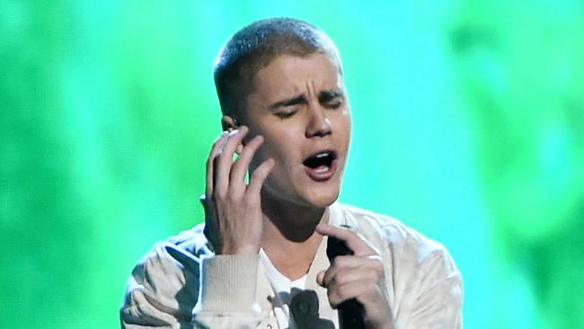 Justin Bieber has gotten emotional during a show in Glasgow this week.