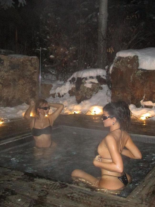 Kylie Jenner in Aspen where it is -9C.