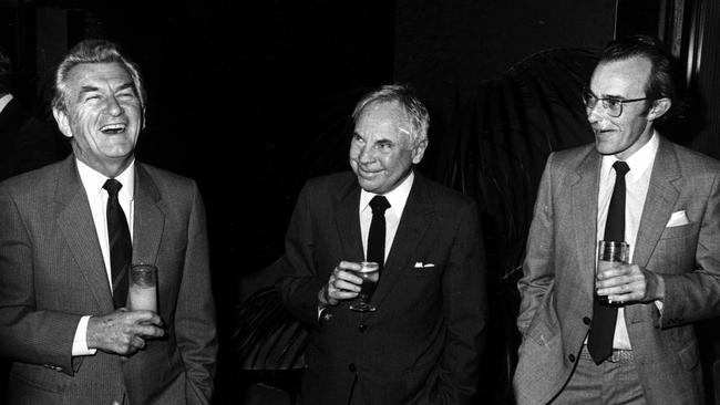 Harry Gordon (centre) with Bob Hawke and Les Carlyon.