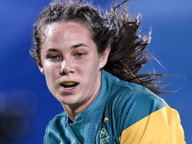 Australia's Chloe Dalton scores a try in the women’s rugby sevens match between Australia and Fiji during the Rio 2016 Olympic Games at Deodoro Stadium in Rio de Janeiro on August 6, 2016. / AFP PHOTO / PHILIPPE LOPEZ