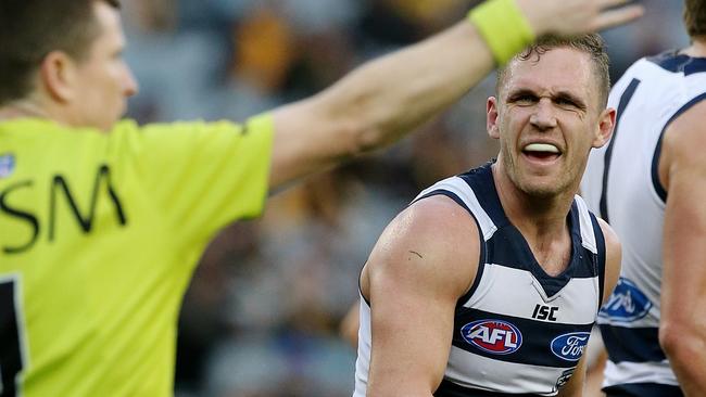 Joel Selwood not happy with umpire after a free kick.