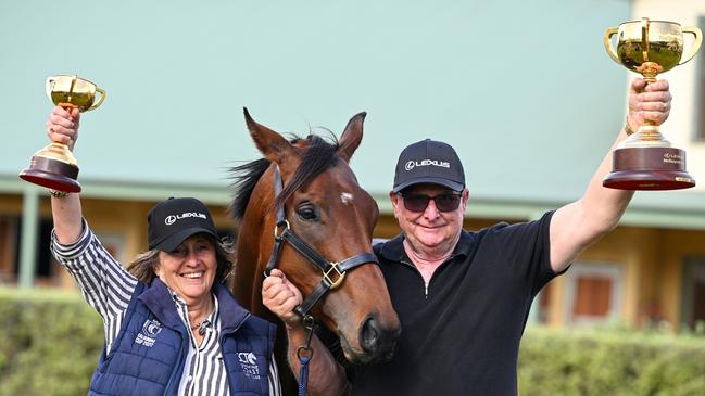 John Symons and Sheila Laxon and Knight’s Choice with the Melbourne Cup trophy. Picture: Getty Images.