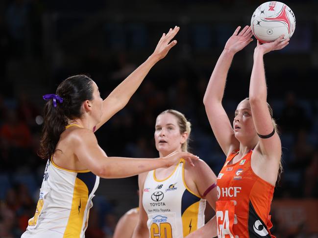 Sophie Dwyer takes a shot at goal for the GIANTS. Picture: Getty Images