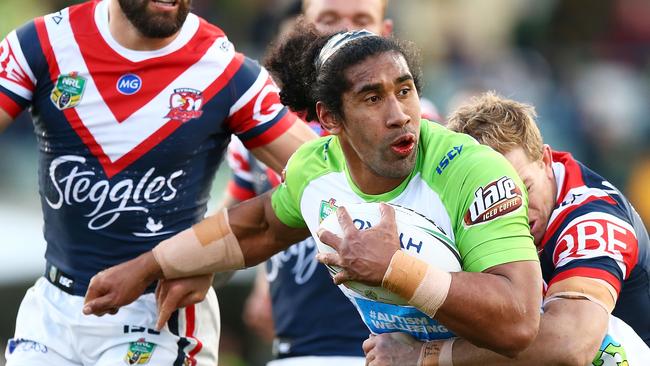 CANBERRA, AUSTRALIA — AUGUST 19: Iosia Soliola of the Raiders looks for support during the round 23 NRL match between the Canberra Raiders and the Sydney Roosters at GIO Stadium on August 19, 2018 in Canberra, Australia. (Photo by Mark Nolan/Getty Images)