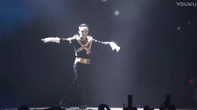 Eccentric Chinese billionaire dances to Michael Jackson