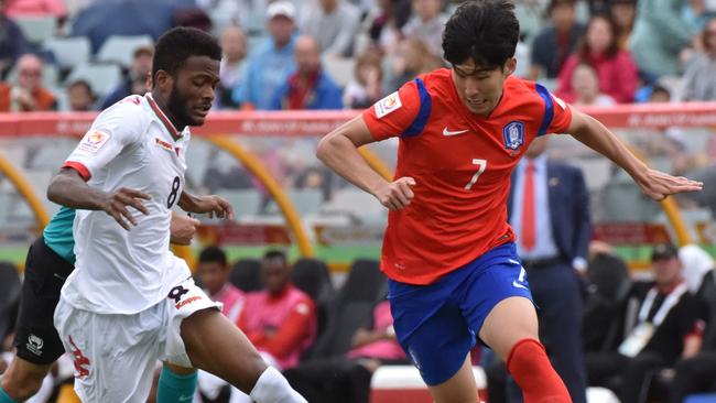 Eid Al-Farsi of Oman (L) fights for the ball with Son Heung Min of South Korea during the first round Asian Cup football match between South Korea and Oman in Canberra on January 10, 2015. AFP PHOTO / MARK GRAHAM --- IMAGE RESTRICTED TO EDITORIAL USE - STRICTLY NO COMMERICAL USE --