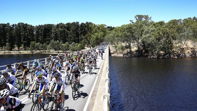 The peloton goes over a capacity Little Para Reservoir. Picture: Sarah Reed