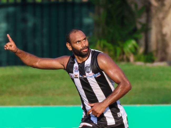 Travis Varcoe showed off his goal kicking skills for Palmerston against Buffaloes in NTFL 2022-23 Round 6. Picture: Celina Whan / AFLNT Media