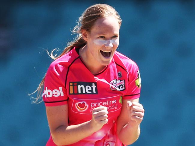 Sixers' Lauren Cheatle celebrate's her wicket of Renegades' Amy Satterthwaite caught Hayley Silver-Holmes during WBBL match between the Sydney Sixers v Melbourne Renegades at the SCG. Picture. Phil Hillyard