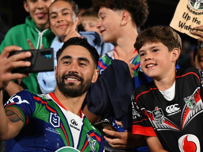 AUCKLAND, NEW ZEALAND - MARCH 08: Shaun Johnson of the Warriors poses with fans following the round one NRL match between New Zealand Warriors and Cronulla Sharks at Go Media Stadium Mt Smart, on March 08, 2024, in Auckland, New Zealand. (Photo by Hannah Peters/Getty Images)