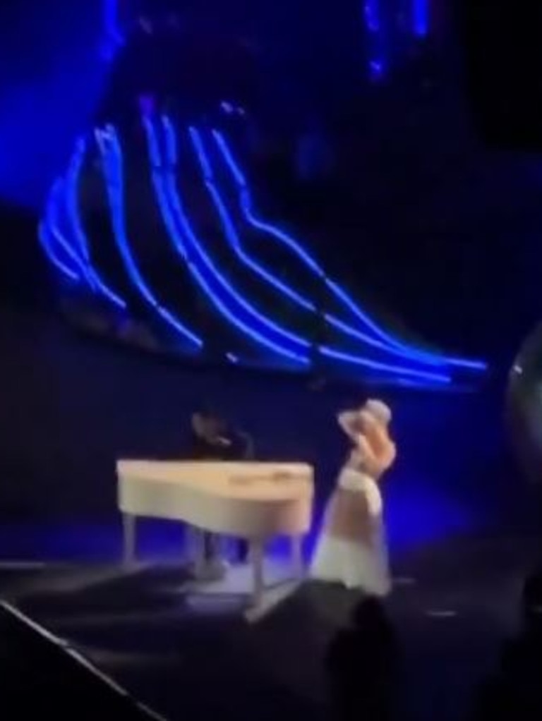 Pink Eats Chocolate Onstage During Concert Mishap: 'Can't Concentrate