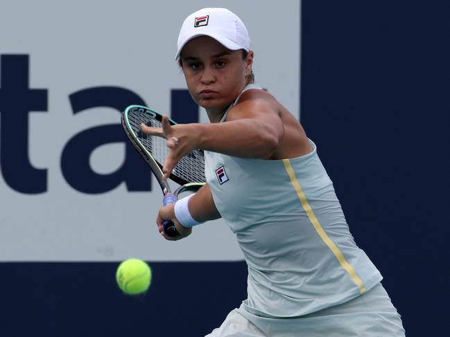 MIAMI GARDENS, FLORIDA - MARCH 29: Ashleigh Barty of Australia returns a shot during her women's singles fourth round match against Victoria Azarenka of Belarus on Day 8 of the 2021 Miami Open presented by ItaÃº at Hard Rock Stadium on March 29, 2021 in Miami Gardens, Florida.   Mark Brown/Getty Images/AFP == FOR NEWSPAPERS, INTERNET, TELCOS & TELEVISION USE ONLY ==