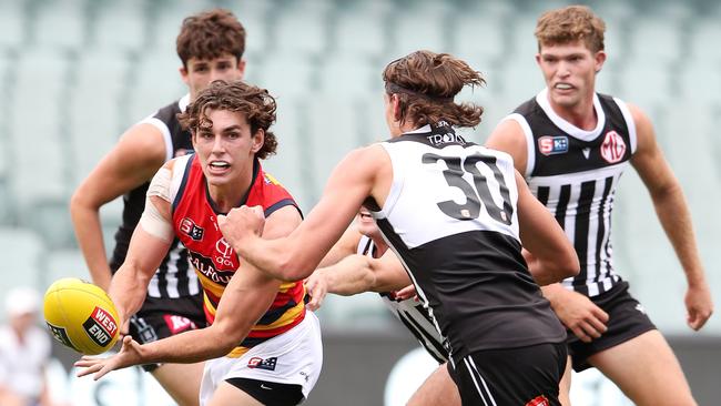 Port Adelaide’s Ollie Lord’s puts pressure on Crow Hugh Bond in the SANFL. Picture: Sarah Reed