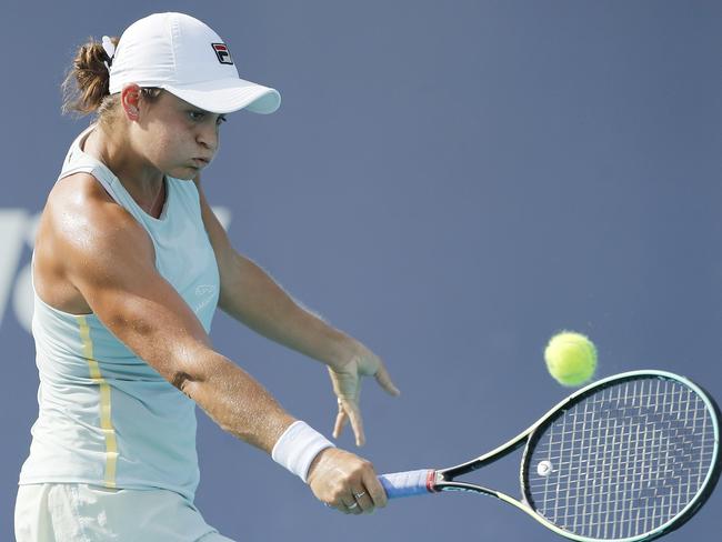 MIAMI GARDENS, FLORIDA - APRIL 01: Ashleigh Barty of Australia returns a shot to Elina Svitolina of Ukraine in their semifinal match during the Miami Open at Hard Rock Stadium on April 01, 2021 in Miami Gardens, Florida.   Michael Reaves/Getty Images/AFP == FOR NEWSPAPERS, INTERNET, TELCOS & TELEVISION USE ONLY ==