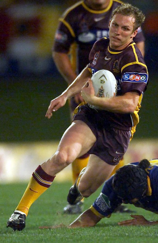 Darren Lockyer evades the tackle. Picture: David Kapernick