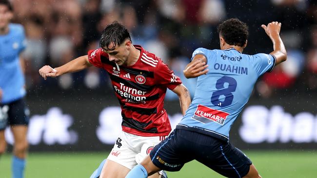 SYDNEY, AUSTRALIA - FEBRUARY 08: Nicolas Milanovic of the Wanderers competes with the Sydney FC defence during the round 18 A-League Men match between Sydney FC and Western Sydney Wanderers at Allianz Stadium, on February 08, 2025, in Sydney, Australia. (Photo by Brendon Thorne/Getty Images)