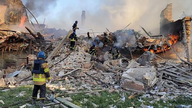 TOPSHOT - This handout photograph released by Ukrainian State Emergency Service on May, 8, 2022, show Ukrainian firefighters putting out a fire after Russian missiles hit a school in eastern Ukraine's Lugansk region on May, 7, 2022. - Sixty civilians died in the bombing of a school in eastern Ukraine's Lugansk region this weekend, President Volodymyr Zelensky said on May, 8, 2022. "Just yesterday in the village of Bilogorivka, Lugansk region, a Russian bomb killed 60 people. Civilians," Zelensky said during an address to the G7 summit by video conference. (Photo by Handout / Ukrainian State Emergency Service / AFP) / RESTRICTED TO EDITORIAL USE - MANDATORY CREDIT "AFP PHOTO / Ukrainian State Emergency Service" - NO MARKETING NO ADVERTISING CAMPAIGNS - DISTRIBUTED AS A SERVICE TO CLIENTS