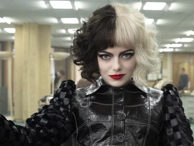 Emma Stone as Cruella in Disneys live-action CRUELLA. Photo by Laurie Sparham. © 2021 Disney Enterprises, Inc. All Rights Reserved.