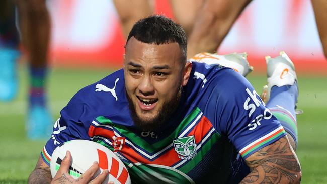 AUCKLAND, NEW ZEALAND - SEPTEMBER 16: Addin Fonua-Blake scores a try during the NRL Semi Final match between the New Zealand Warriors and Newcastle Knights at Go Media Stadium Mt Smart on September 16, 2023 in Auckland, New Zealand. (Photo by Fiona Goodall/Getty Images)