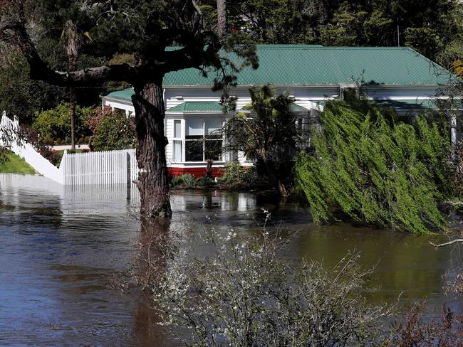 At least 10 Victorian homes were expected to go under water on Thursday night as flood waters continued to rise. Picture: David Geraghty