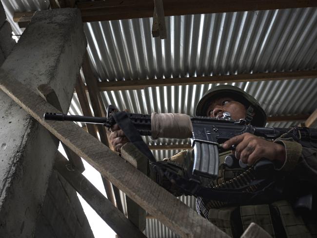 Philippine soldiers take positions while evading sniper fire in Marawi city in May. Picture: Jes Aznar/Getty Images