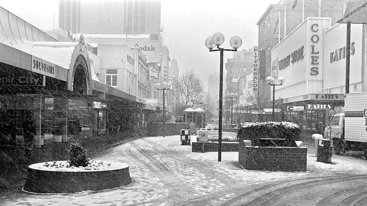 25/07/1986 snow to sea level when it snowed on the streets of Hobart, the biggest snowfall since 1921, Elizabeth Mall, Negative number T3954/32