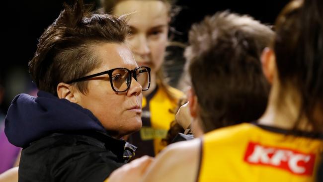 Bec Goddard addresses her players at Skybus Stadium in Frankston. Picture: Dylan Burns/AFL Photos via Getty Images