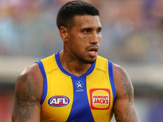 PERTH, AUSTRALIA - MARCH 24: Tim Kelly of the Eagles looks for options as he makes his way down the ground during the round two AFL match between West Coast Eagles and Greater Western Sydney Giants at Optus Stadium, on March 24, 2024, in Perth, Australia. (Photo by James Worsfold/AFL Photos/via Getty Images )