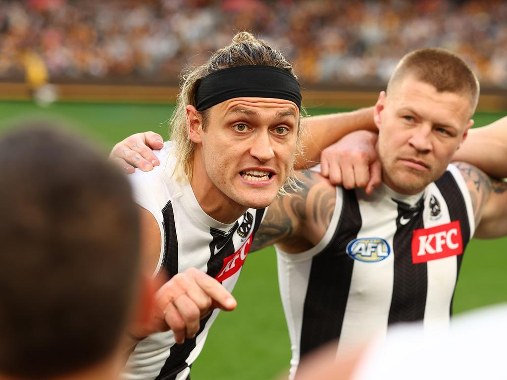 Darcy Moore of the Magpies speaks to his teammates at the last change at the MCG on Saturday. Picture: Graham Denholm/AFL Photos/via Getty Images.