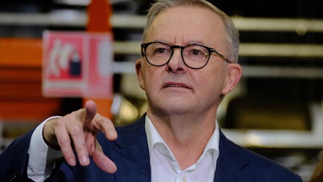 MELBOURNE, AUSTRALIA - NewsWire Photos MAY, 10, 2022: Leader of the Opposition, Anthony Albanese gives a press conference at Box Hill Tafe.Picture: NCA NewsWire / Luis Enrique Ascui