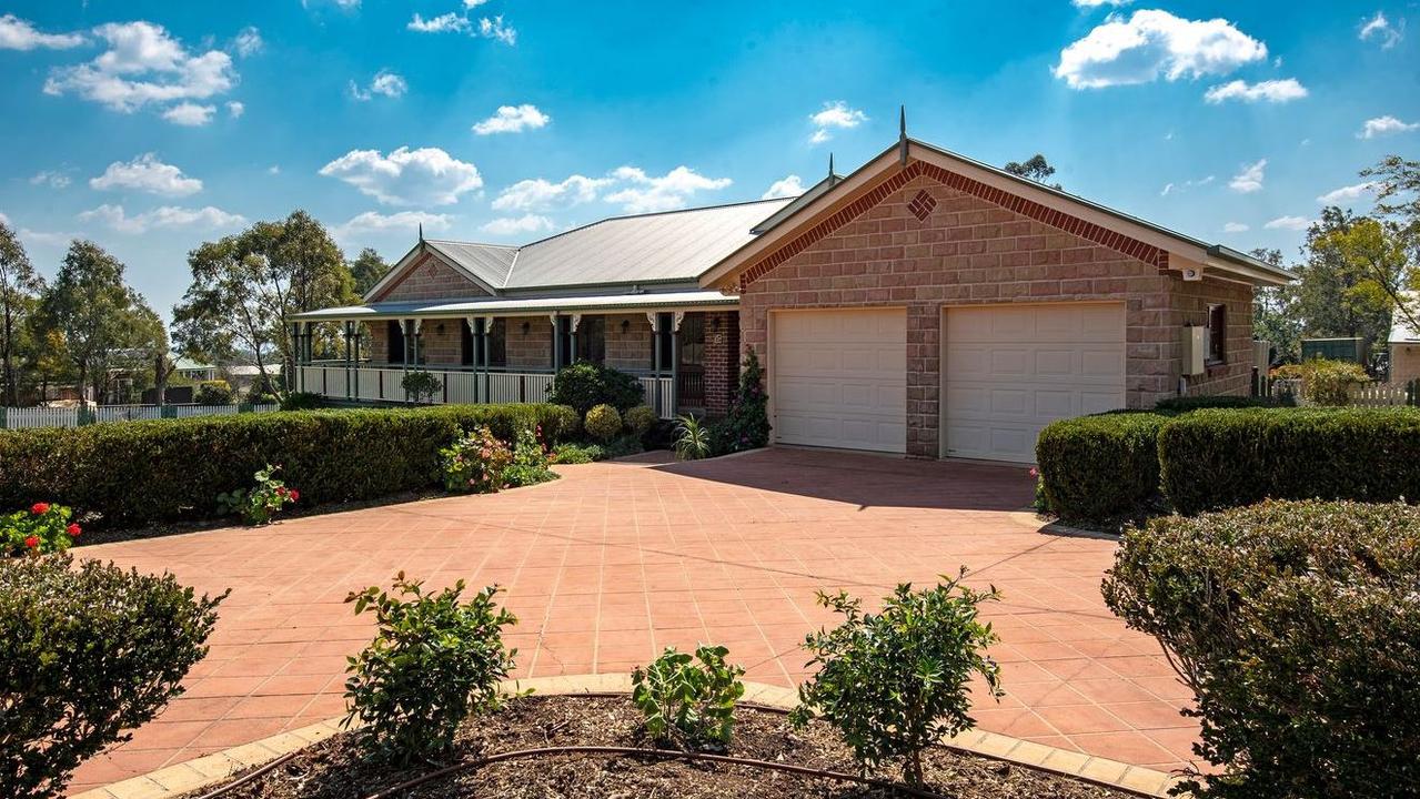 2A Maureen Ct, Cotswold Hills, is for sale.