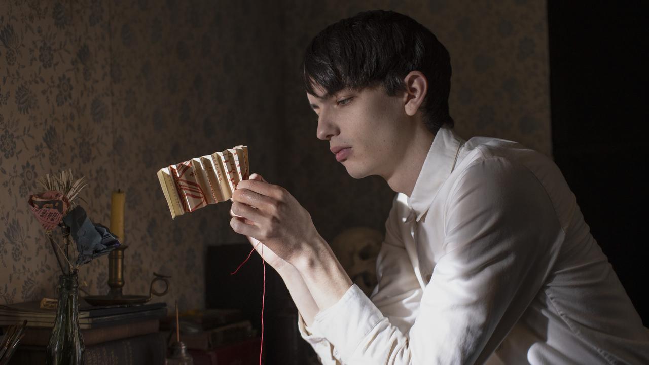 The Power of the Dog (2021) Kodi Smit-McPhee in The Power of the Dog (2021) – Photo by KIRSTY GRIFFIN/NETFLIX/KIRSTY GRIFFIN/NETFLIX – © 2021 Netflix, Inc.