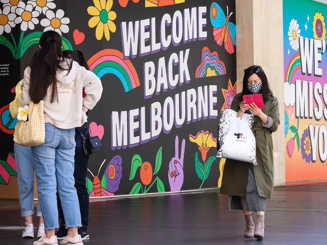 MELBOURNE, AUSTRALIA - NewsWire Photos NOVEMBER 2 , 2020 :The city of Melbourne begins to open up again after a harsh lockdown due to a second wave of coronavirus. Shoppers in Bourke St. Mall. Picture : NCA NewsWire / Ian Currie