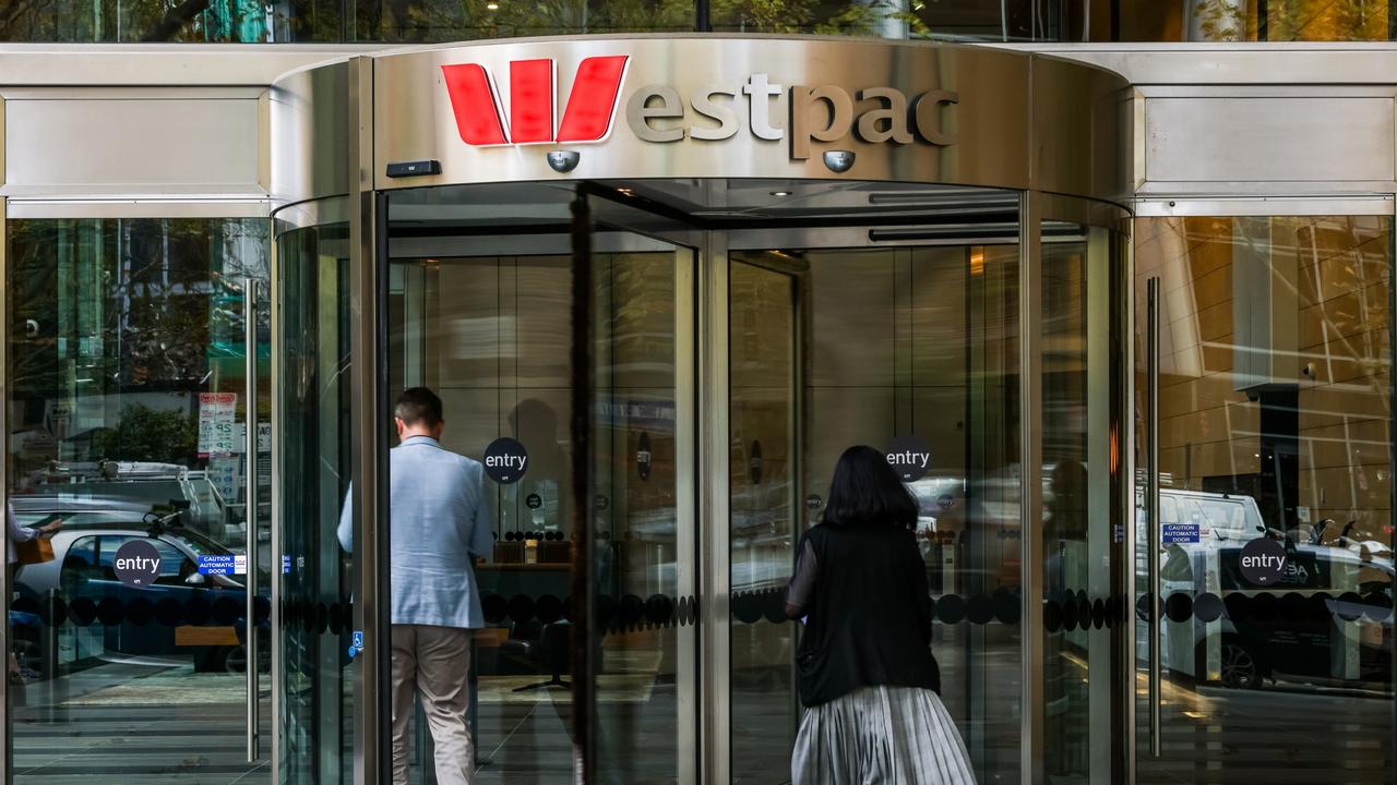 Experts encourage Aussies to negotiate with their banks or consider a new bank for their loan. Pictures: Asanka Ratnayake/Getty Images