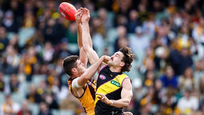 Hawthorn ruckman Ned Reeves, who could be in trouble for a sling tackle, goes head-to-head with Ivan Soldo, Picture: Dylan Burns/AFL Photos