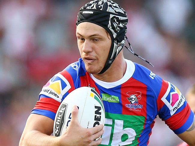 WOLLONGONG, AUSTRALIA - APRIL 01:  Kalyn Ponga of the Knights makes a line break during the round four NRL match between the St George Illawarra Dragons and the Newcastle Knights at WIN Stadium on April 1, 2018 in Wollongong, Australia.  (Photo by Mark Nolan/Getty Images)