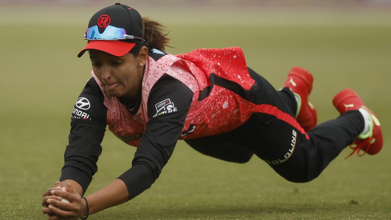 India and Melbourne Renegades star Harmanpreet Kaur took a superb outfield catch to remove Thunder batter Anika Learoyd. Picture: Daniel Pockett / Getty Images