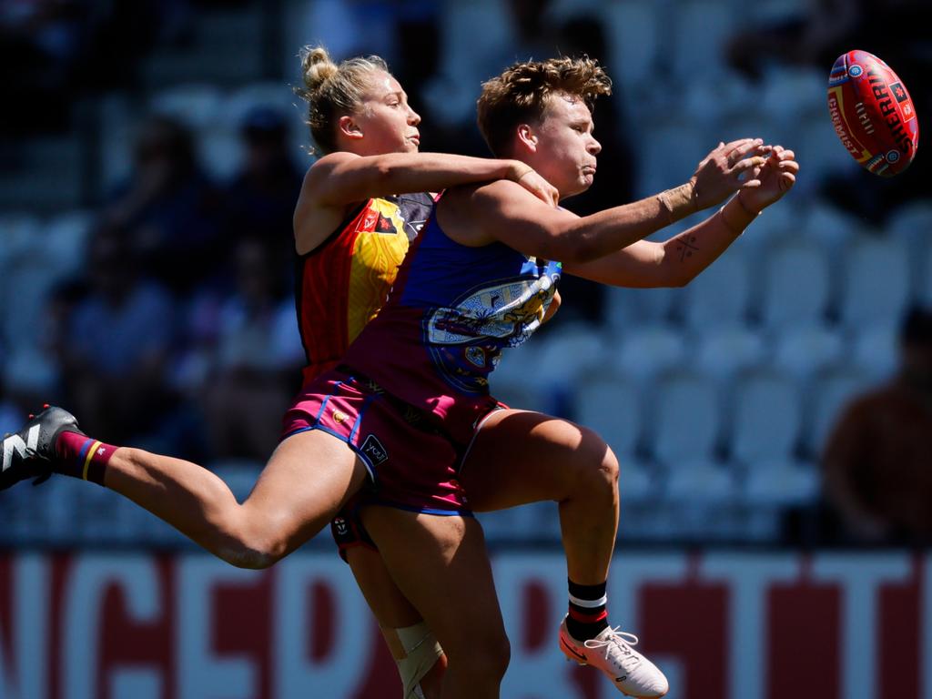 Dakota Davidson flies in front of Paige Trudgeon. Picture: Dylan Burns/AFL Photos via Getty Images