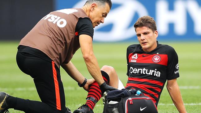 SYDNEY, AUSTRALIA - NOVEMBER 02: Pirmin Schwegler of the Wanderers receives attention from the trainer during the round four A-League match between the Western Sydney Wanderers and the Brisbane Roar at Bankwest Stadium on November 02, 2019 in Sydney, Australia. (Photo by Mark Kolbe/Getty Images)