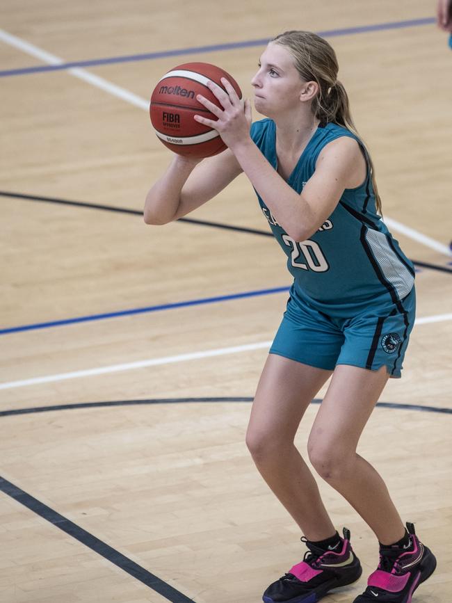 Sunny Lappin for Seahawks. Div 2 Gold Medal Match North Gold Coast Seahawks Teal vs Southern Districts Titans. Under 16 Girls State Basketball Championships. Friday, April 15, 2022. Picture: Nev Madsen.