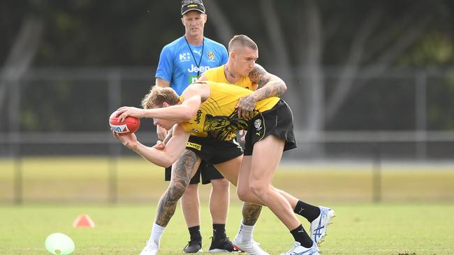 Damien Hardwick overseas Dustin Martin and Tom Lynch at Richmond training