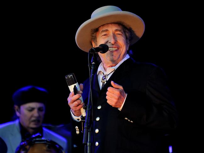 PADDOCK WOOD, UNITED KINGDOM - JUNE 30: Bob Dylan performs on stage during Hop Farm Festival at Hop Farm Family Park on June 30, 2012 in Paddock Wood, United Kingdom. (Photo by Gus Stewart/Redferns via Getty Images)