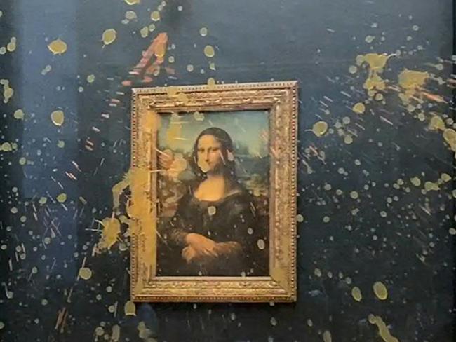 This image grab taken from AFPTV footage shows Leonardo Da Vinci's "Mona Lisa" (La Joconde) painting doused in soup after two environmental activists from the collective dubbed "Riposte Alimentaire" (Food Retaliation) hurled food at the artwork, at the Louvre museum in Paris, on January 28, 2024. Two protesters on January 38, 2024 hurled soup at the bullet-proof glass protecting Leonardo da Vinci's "Mona Lisa" in Paris, demanding the right to "healthy and sustainable food", an AFP journalist said. It is the latest attack on the masterpiece in the French capital's Louvre museum, after someone threw a custard pie at it in May 2022, but it's thick glass casing ensured it came to no harm. (Photo by David CANTINIAUX / AFPTV / AFP)