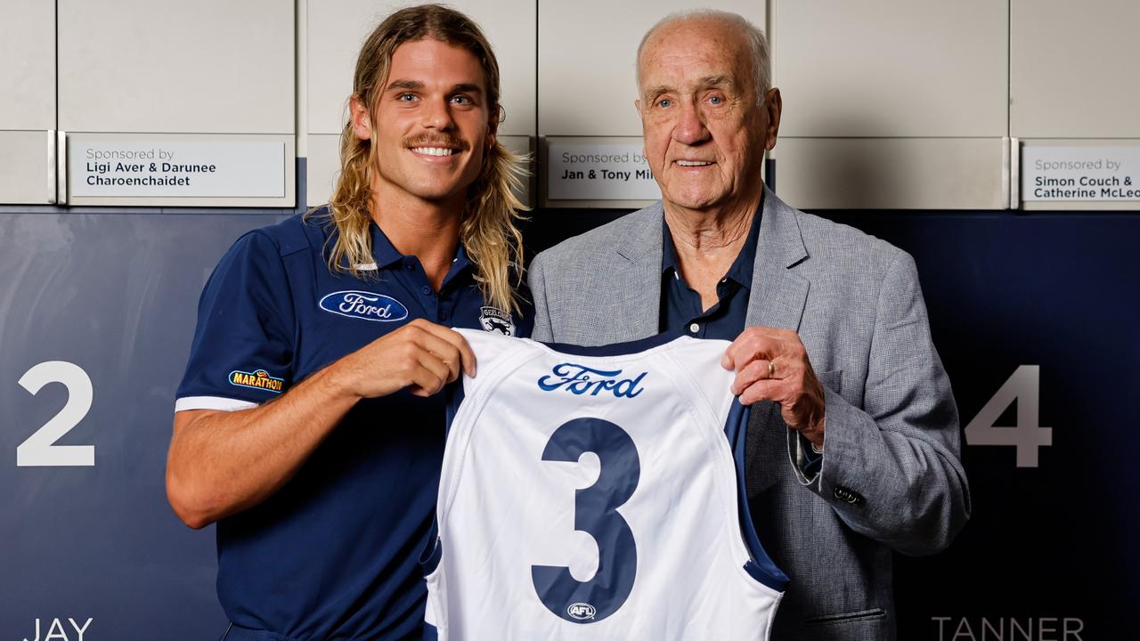 Fred Wooller, Geelong’s 1963 premiership captain, with new recruit Bailey Smith. Picture: Dylan Burns/AFL Photos.